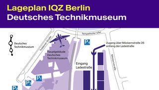 Lageplan des IQZ Berlin im Deutschen Technikmuseum: Der Plan zeigt die Lage des Innovations- & Qualitätszentrums (IQZ Berlin) im östlichen Bereich des Deutschen Technikmuseums, angrenzend an die Ladestrasse und Möckernstrasse. Der Hauptzugang erfolgt über die Möckernstrasse 26 oder 102. Das IQZ Berlin befindet sich südlich der Ausstellungshallen "Mensch in Fahrt" und "Das Netz". Mehrere Parkplätze (P1–P4) sind westlich des Museums auf dem Gelände verteilt. Orientierungspunkte wie das Hauptgebäude mit Flugzeug, Windmühlen, Wasserturm sowie der Park am Gleisdreieck sind eingezeichnet. Der Eingang Ladestrasse, die Gleisanlagen und das Café "TorEins" sind ebenfalls markiert.