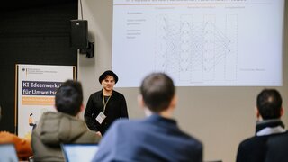 Janis Klug hält einen Vortrag vor Publikum