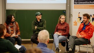 Menschen sitzen im Kreis und unterhalten sich