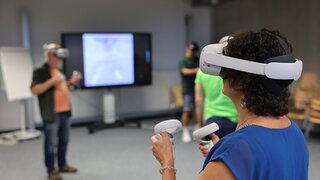 Personen mit VR-Brillen in Workshop-Raum